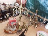 une table sur laquelle sont posées plusieurs bougies
