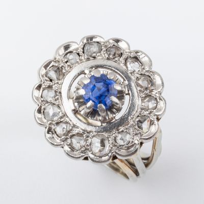 gros plan d'une bague en saphir bleu et diamant sur fond blanc