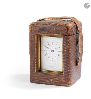 une petite horloge qui se trouve à l'intérieur d'une boîte
