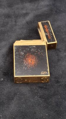 deux briquets posés sur une surface noire