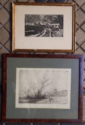 deux tableaux encadrés accrochés au mur d'une pièce