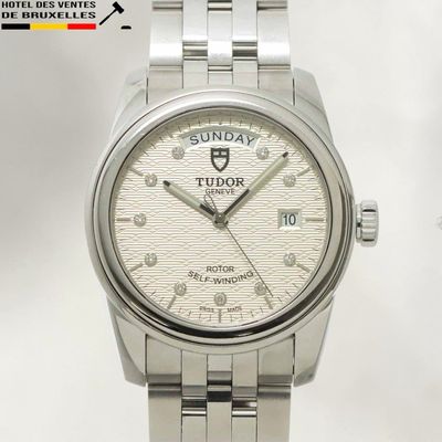 gros plan d'une montre sur fond blanc