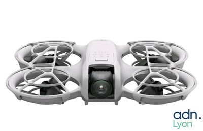 un gros plan d'un drone blanc équipé d'une caméra
