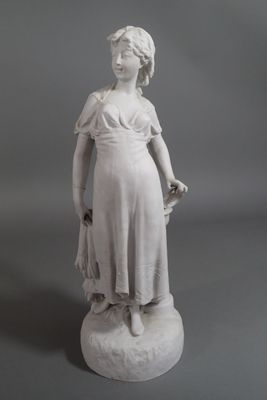 Sujet en biscuit figurant une élégante au tambourin et au ch…