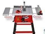 un gros plan d'une scie circulaire de table posée sur un établi