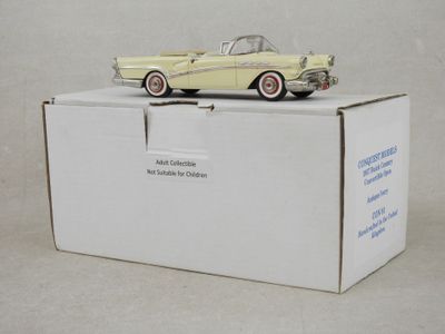 une petite voiture jaune posée sur une boîte blanche