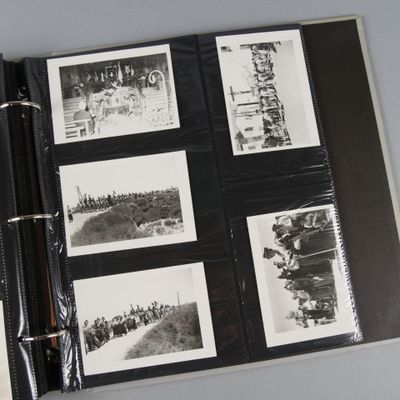 une photo en noir et blanc d'un livre illustré