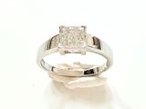 une image d'une bague en diamant sur fond blanc