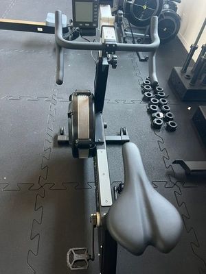 une photo d'une salle de sport avec un vélo d'appartement