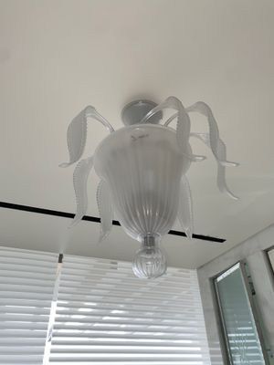 une lampe suspendue au plafond de la pièce