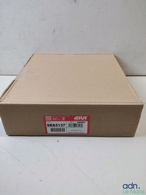 une boîte marron ouverte posée sur une table blanche