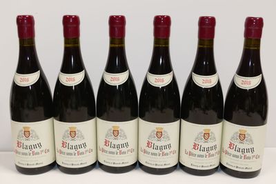 six bouteilles de vin rouge alignées sur une table