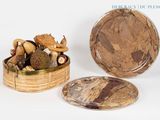 deux assiettes et un bol de champignons sur la table