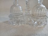 trois bouteilles en verre transparent posées sur une surface blanche