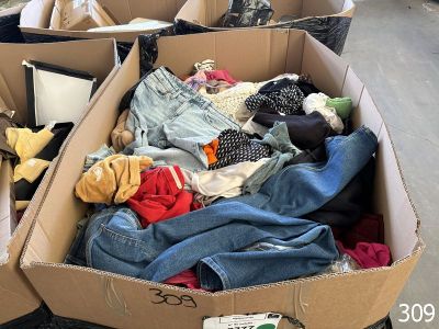 une boîte en carton remplie de vêtements et d'autres objets