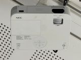 un petit projecteur posé sur un plafond métallique