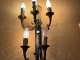 un lustre à trois lumières dans une pièce