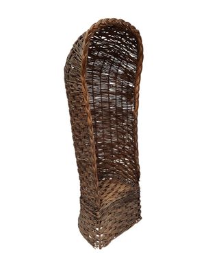 le panier est en osier et possède une longue anse