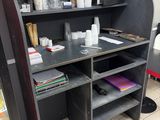 un bureau avec une bibliothèque et une chaise dans un coin