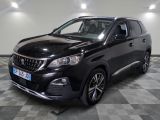 le 4x4 noir est garé sur le sol en damier d'un garage