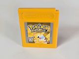 un gros plan sur le boîtier d'un jeu pour la Nintendo Game Boy jaune