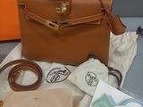 un sac à main et d'autres objets posés sur une table