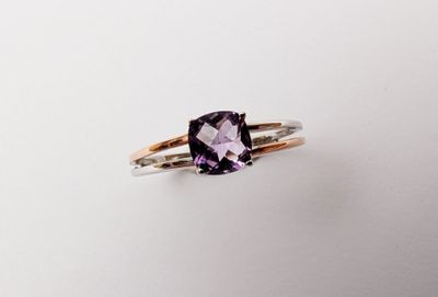 BAGUE en or blanc et rose 375‰ ornée d'une améthyste de tail…