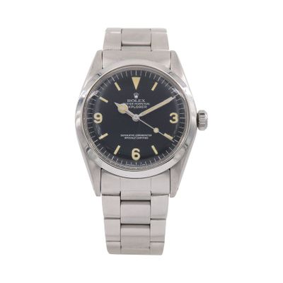 un gros plan d'une montre sur un fond blanc avec un fond blanc