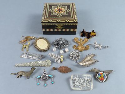une boîte sur laquelle figurent de nombreux types de bijoux différents