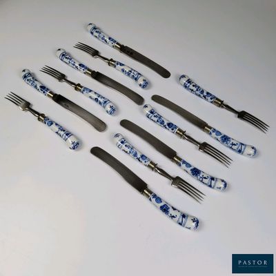 six fourchettes et six couteaux ornés de motifs bleus et blancs
