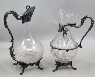 paire de vases anciens en verre taillé, sur socle, avec des anses ouvragées