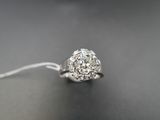 gros plan d'une bague en diamant sur une table
