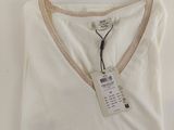 un t-shirt blanc avec une étiquette sur la poitrine