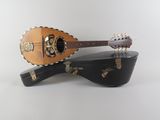 une guitare posée sur une boîte