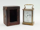 une petite boîte en bois avec une horloge à l'intérieur