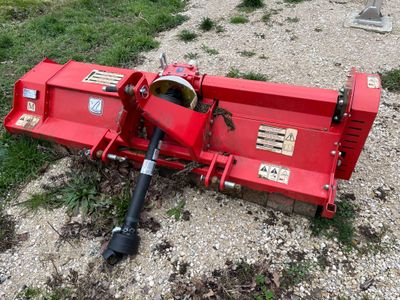 une machine rouge qui est posée par terre