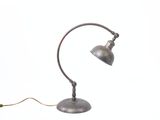 une image d'une lampe de bureau sur fond blanc