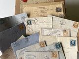 une boîte remplie de vieilles lettres posée sur une table