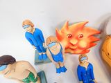 de nombreuses figurines représentant des personnes, posées sur une table