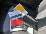 l'intérieur d'une voiture avec tout un tas d'objets sur la banquette arrière