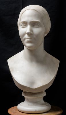 buste en marbre représentant une femme coiffée d'un turban, posé sur un socle