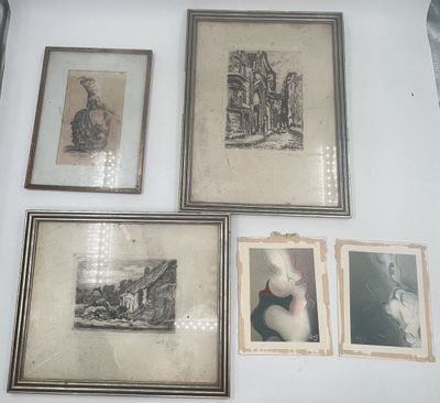 de nombreuses photos encadrées sur le mur d'une pièce
