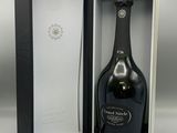 une image représentant une bouteille de champagne dans un coffret noir