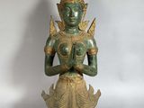 l'image d'une statue représentant une femme tenant un bébé dans ses bras