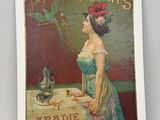 une vieille carte postale représentant une femme en robe bleue assise à une table