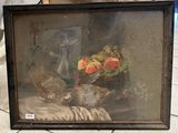 une photo d'une photo représentant un chat et une corbeille de fruits posée sur une table