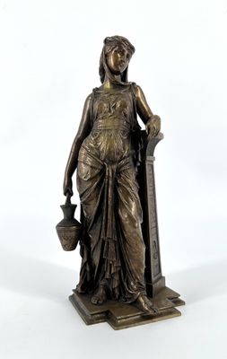 statue en bronze représentant une femme tenant un seau et un seau