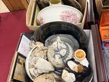 une boîte remplie d'assiettes et de bols posée sur une table