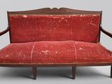 un canapé rouge avec une structure en bois et une assise rembourrée rouge
