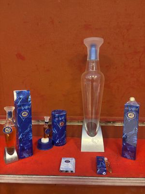 Sculpture géante parfum Nikos et échantillons - Photo 1